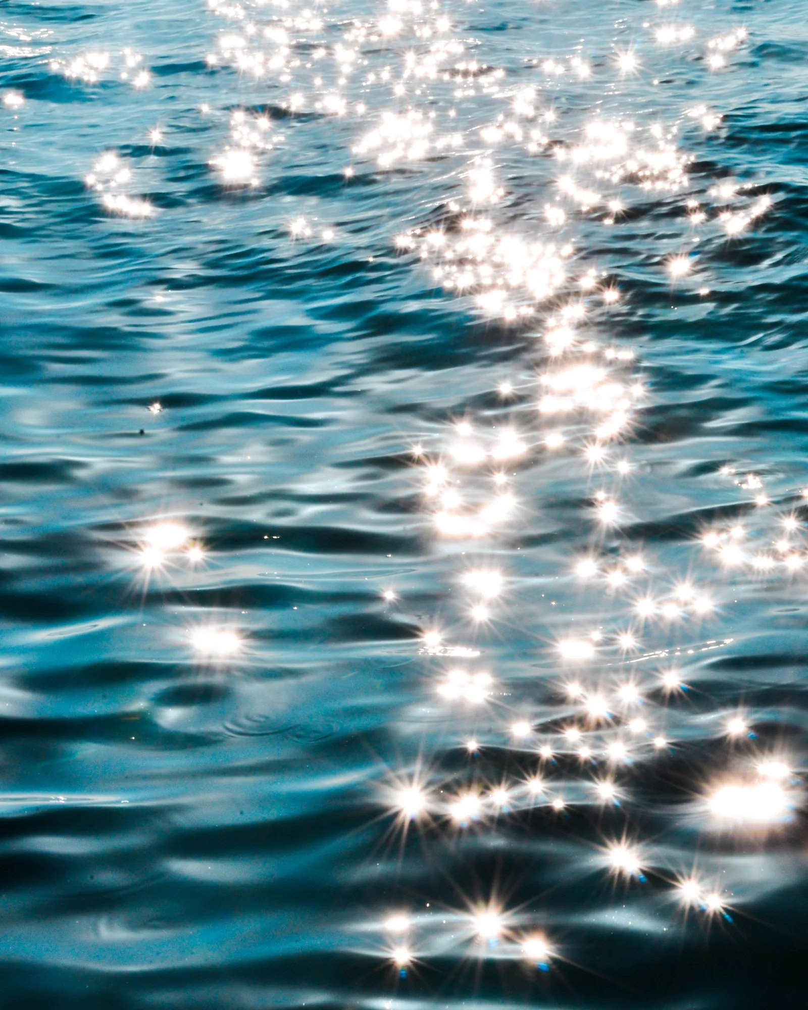 Destellos del sol sobre la superficie del mar