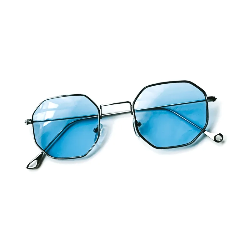 Gafas de sol Raysol Cabo Cope octogonales de metal plateado con lentes azul cielo, plegadas