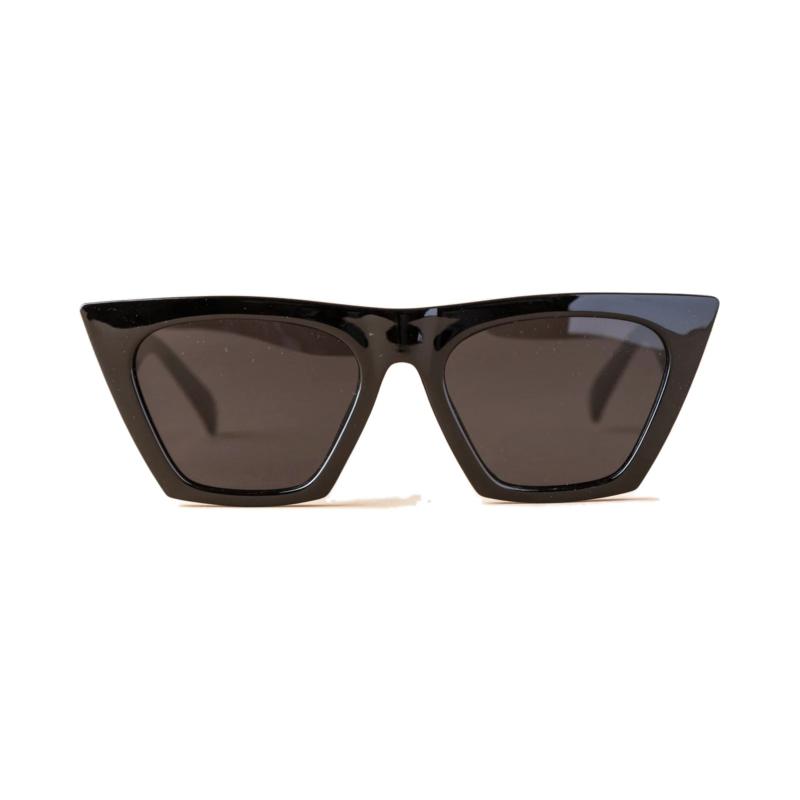 Gafas de sol Raysol Calnegre cat-eye angulares de acetato negro brillo con lentes gris pardo, vista frontal