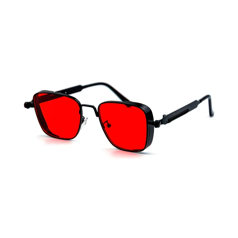 Gafas de sol Raysol Cartagena cuadradas de metal negro con protectores laterales y lentes rojas, vista de tres cuartos