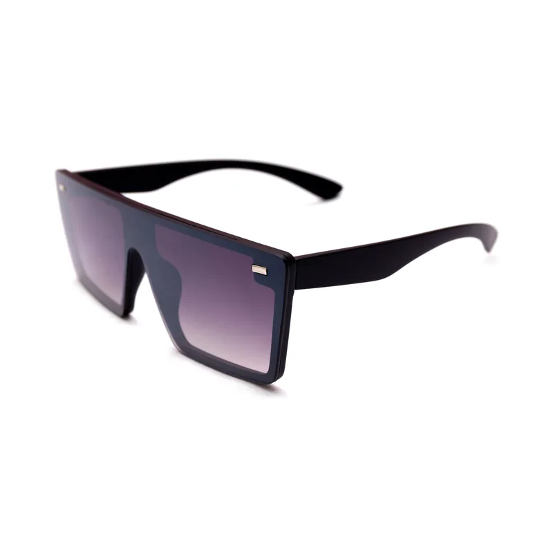 Gafas de sol Raysol Isla Plana tipo máscara negro mate con lente degradada gris violeta, vista de tres cuartos