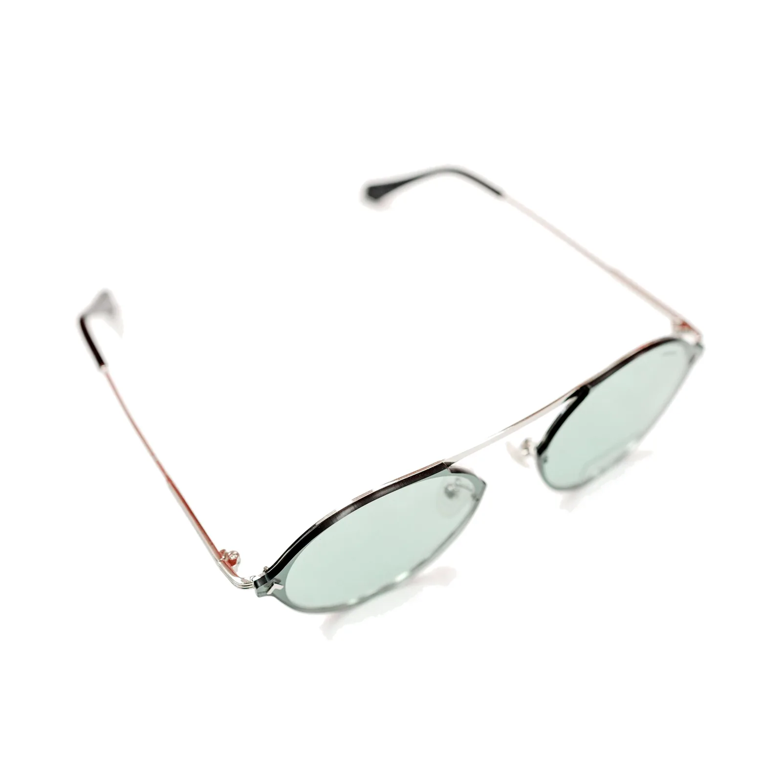 Gafas de sol Raysol La Azohía de metal plateado con doble puente y lentes verde salvia, vista de tres cuartos