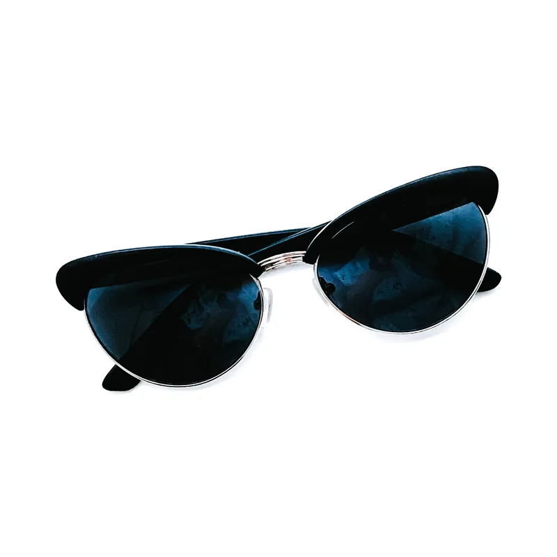 Gafas de sol Raysol Los Alcázares cat-eye de ceja en acetato negro y metal plateado con lentes gris grafito, plegadas