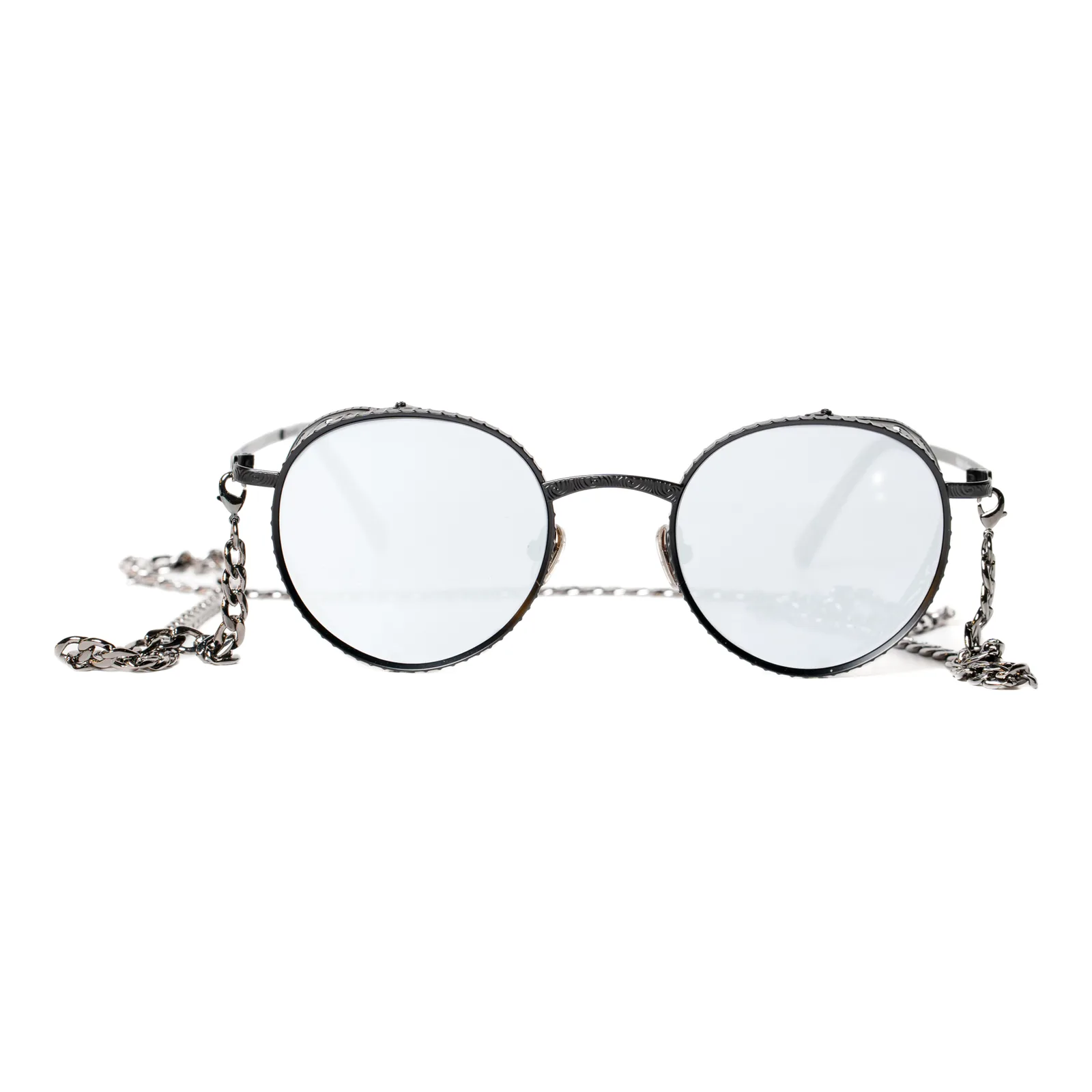 Gafas de sol Raysol Portmán de metal negro pavonado con lentes espejo plateado y cadena barbada, vista frontal