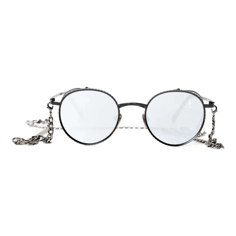 Gafas de sol Raysol Portmán de metal negro pavonado con lentes espejo plateado y cadena barbada, vista frontal