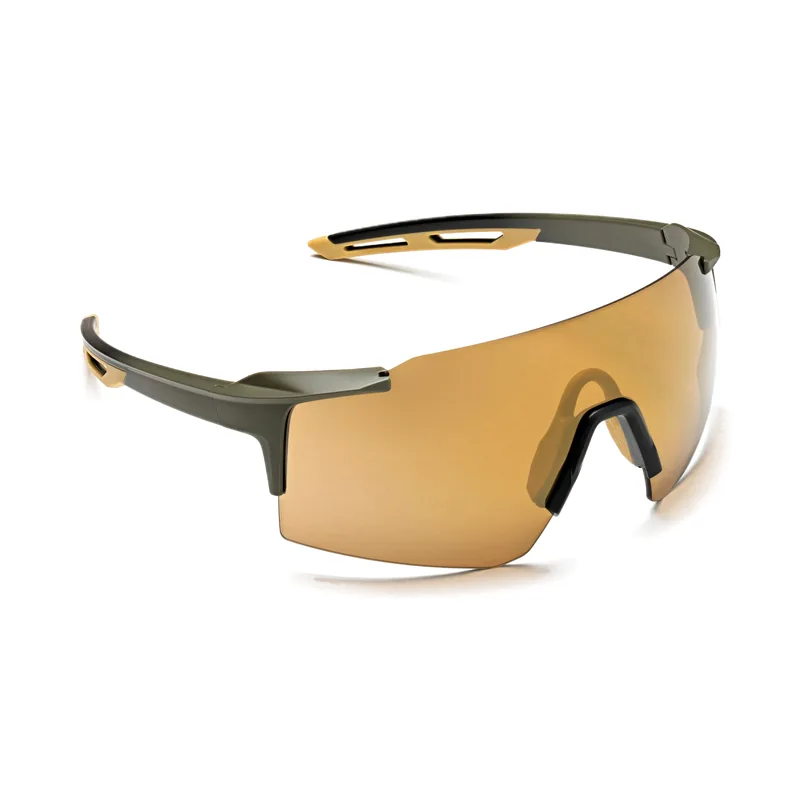 Gafas de sol deportivas Raysol Sierra Espuña verde oliva con lente panorámica espejo dorado, vista de tres cuartos